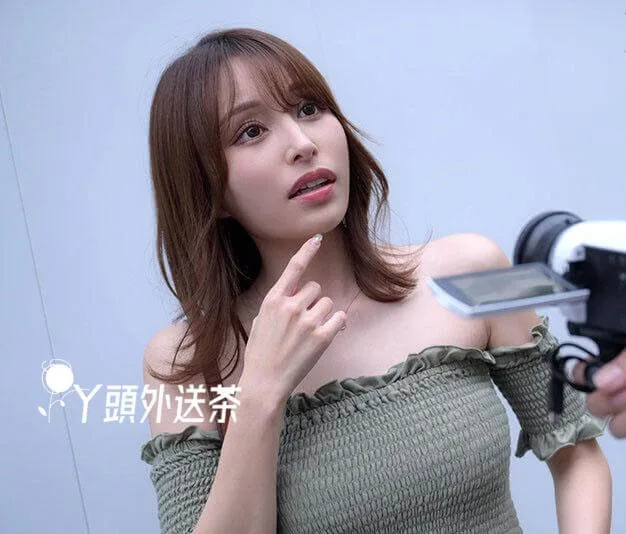 伊藤舞雪 160/54/F